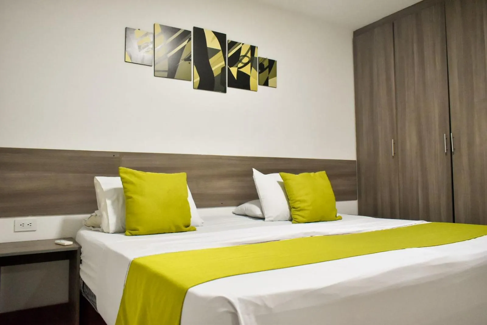 Suites Flora Deluxe Av 5 Cali